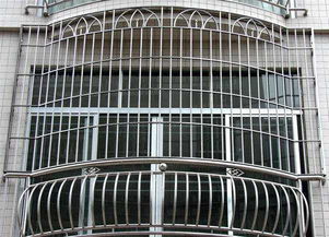 金属防盗窗是一种常见的家居安全设施，它能够有效地防止盗贼入侵